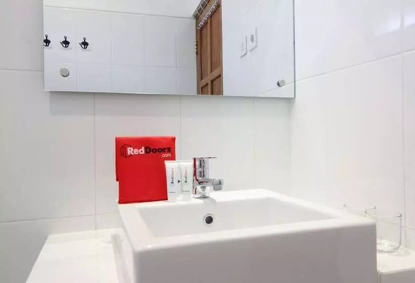 Fotos del hotel Reddoorz Plus Near Alun Alun Selatan 2:  10