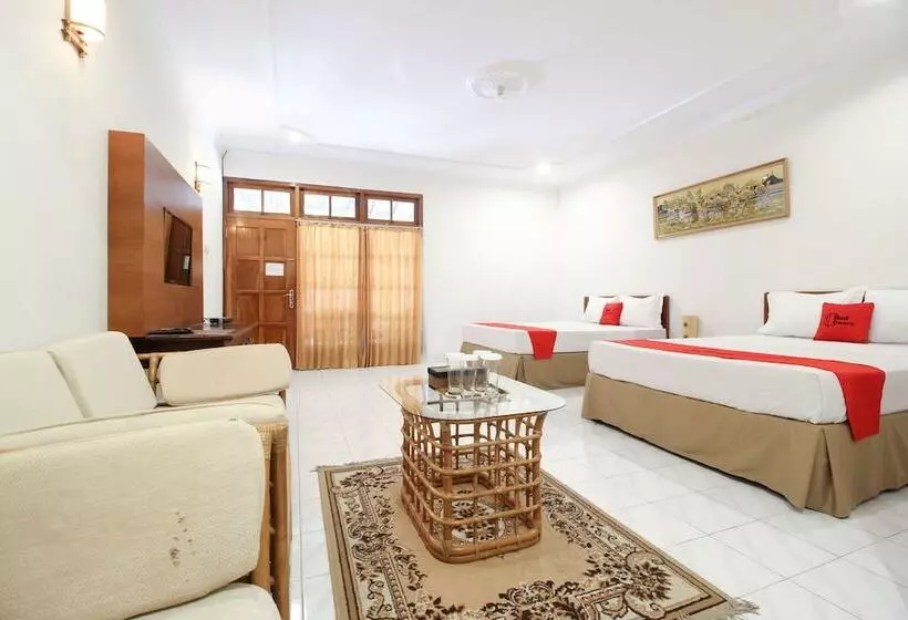 Fotos del hotel Reddoorz Plus Near Alun Alun Selatan 2:  7