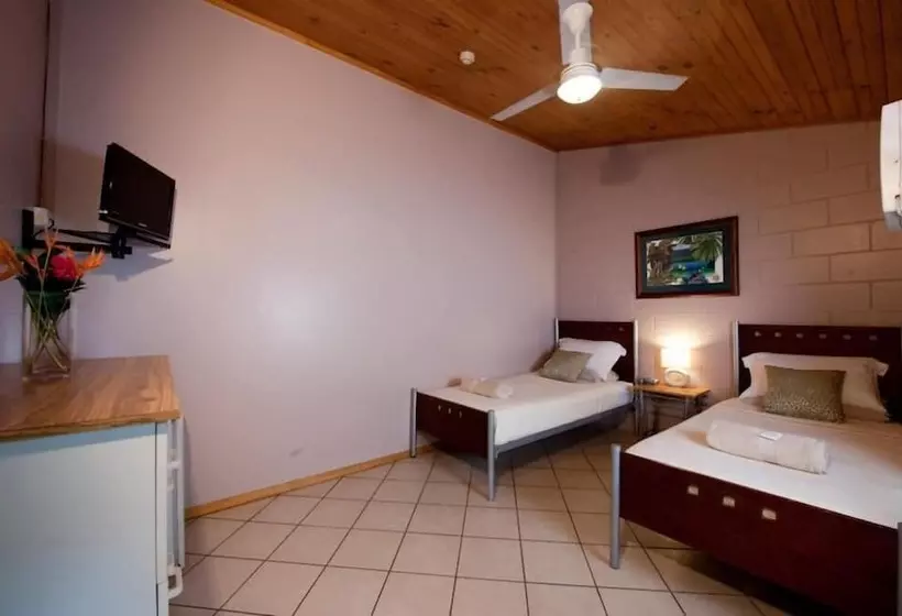 Fotos del hotel Dougies Backpackers Resort:  2