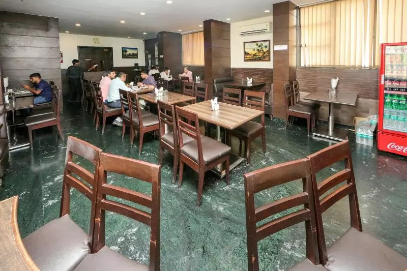 Fotos del hotel Lucky Hotel Goregaon:  8