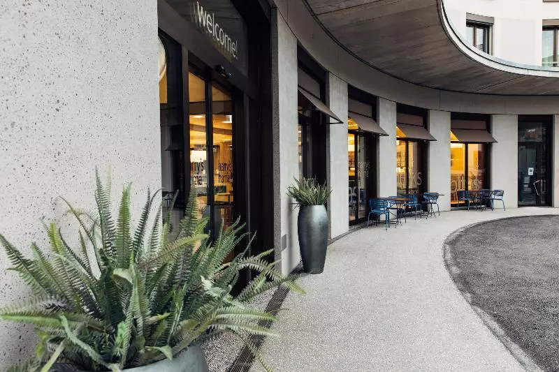 Fotos del hotel Harry S Home  & Apartments:  9