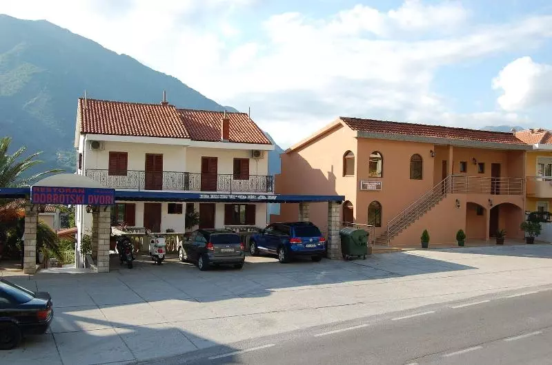 Fotos del hotel Rooms & Apartments Dobrotski Dvori:  6