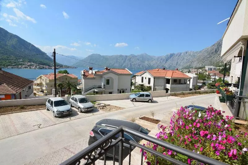 Fotos del hotel Rooms & Apartments Dobrotski Dvori:  8