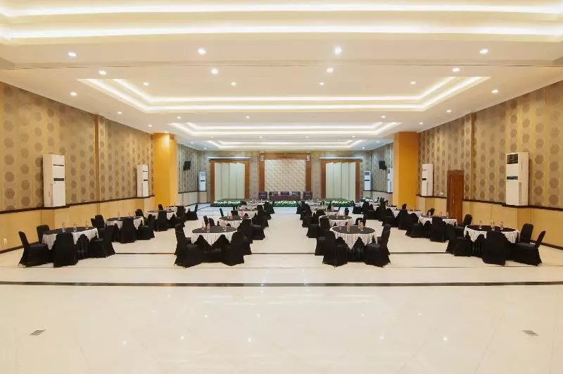 Fotos del hotel Kyriad Grand Master  Purwodadi:  6