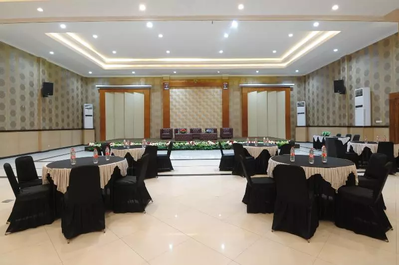 Fotos del hotel Kyriad Grand Master  Purwodadi:  8