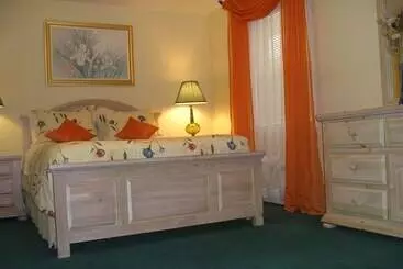 Susan S Villa - ナイアガラフォールズ