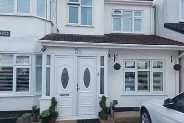 Room In Guest Room   Apple House Wembley Twin Room Shared Bathroom - Harrow