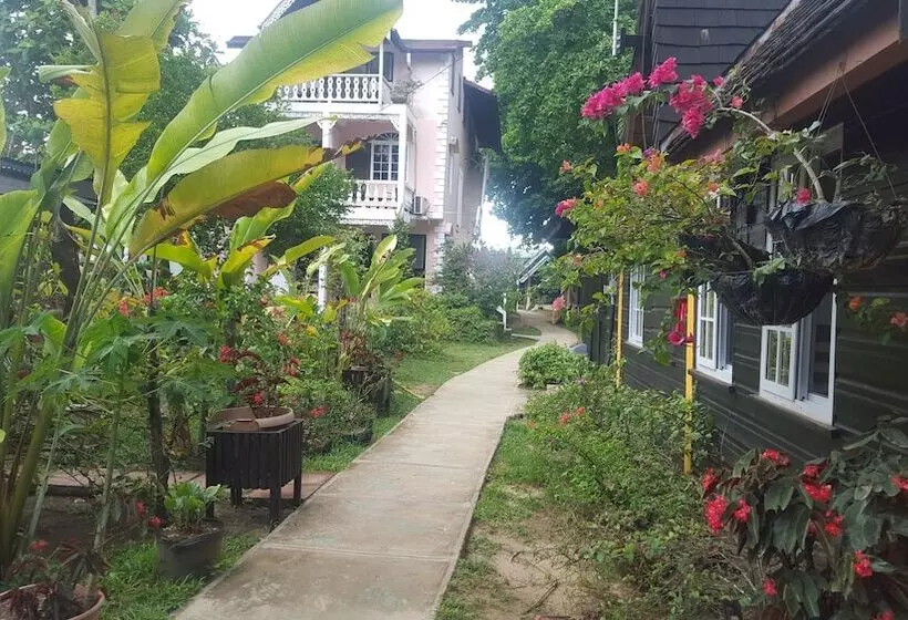 Fotos del hotel Firefly Beach Cottages And Suites:  13