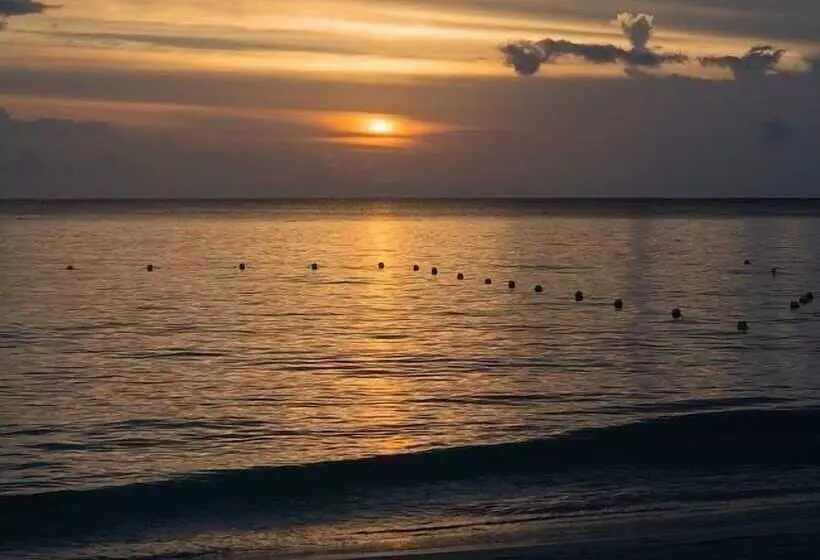 Fotos del hotel Firefly Beach Cottages And Suites:  8