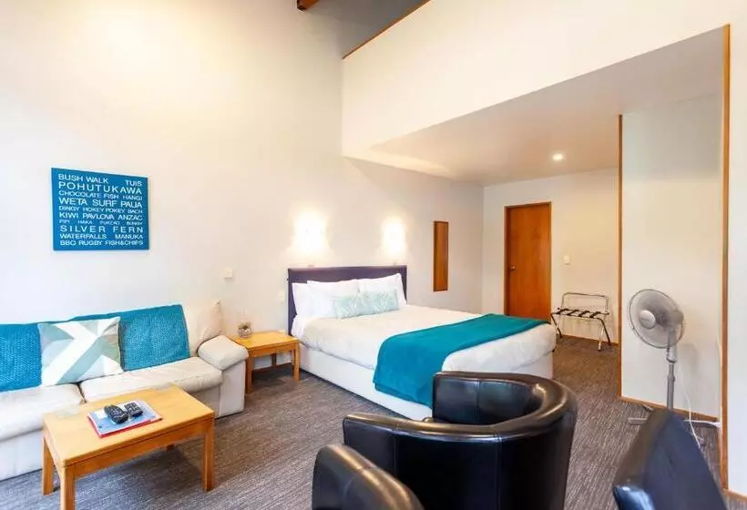 Cascades Lakefront Motel