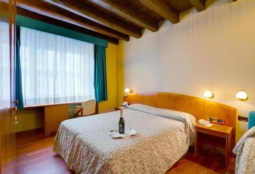 Fotos del hotel Corot:  11