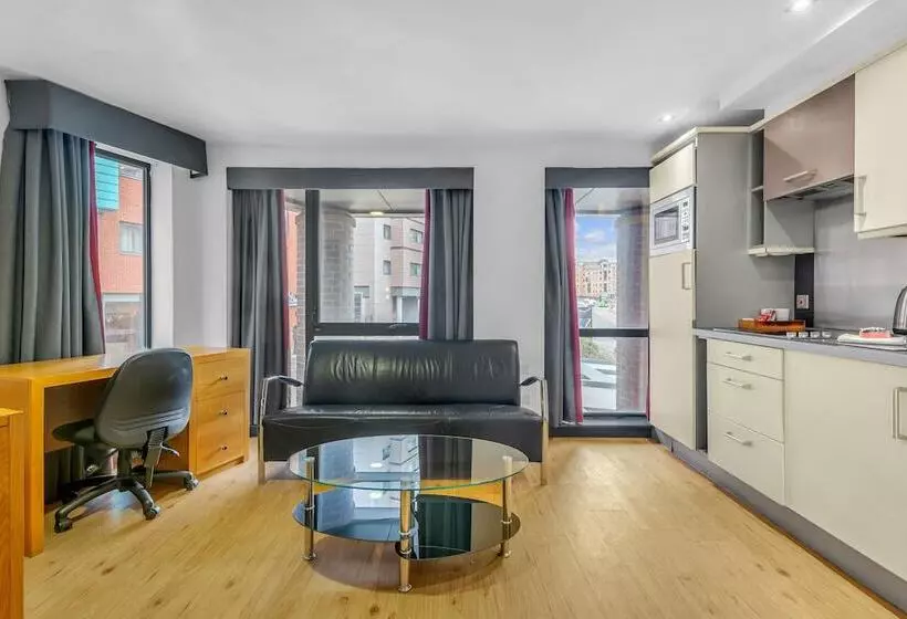 Fotos del hotel Roomzzz Leeds City West:  10