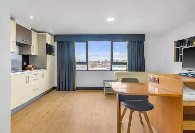 Fotos del hotel Roomzzz Leeds City West:  14