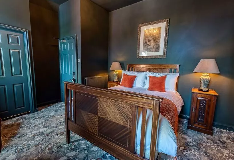 Clementine S Town House  Bw Premier Collection