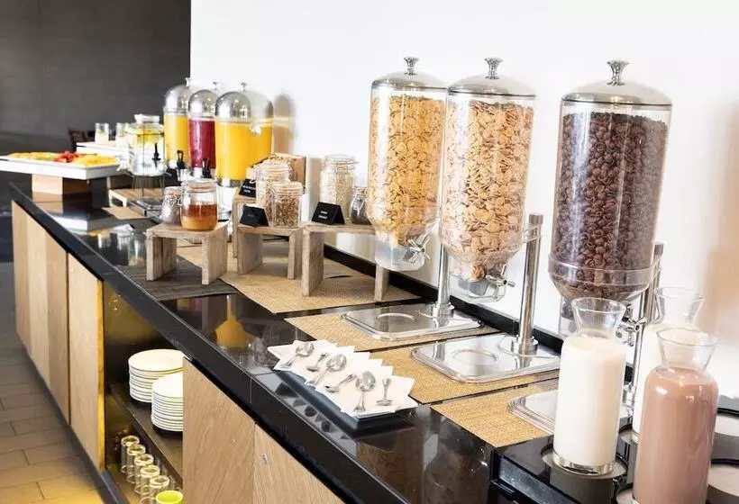 Fotos del hotel Holiday Inn Santiago  Airport Terminal, An Ihg:  24