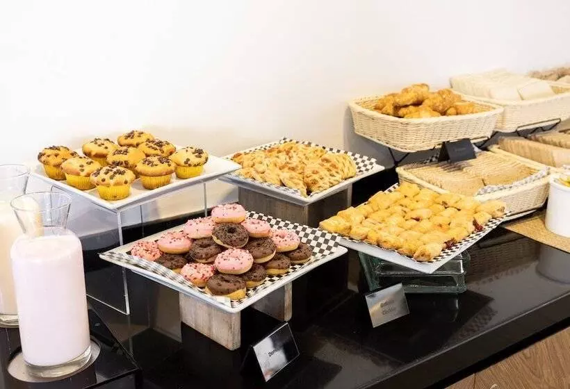 Fotos del hotel Holiday Inn Santiago  Airport Terminal, An Ihg:  3