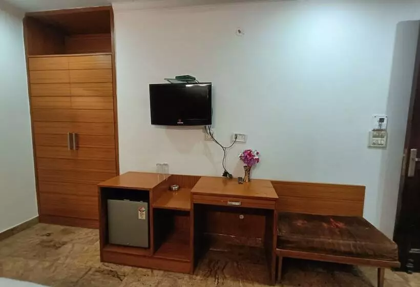 Fotos del hotel Tjs Grand Karolbagh:  2