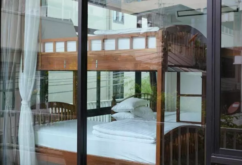 Fotos del hotel Feung Nakorn Balcony Rooms And Cafe:  2