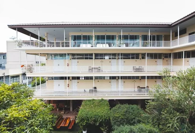 Feung Nakorn Balcony Rooms And Cafe