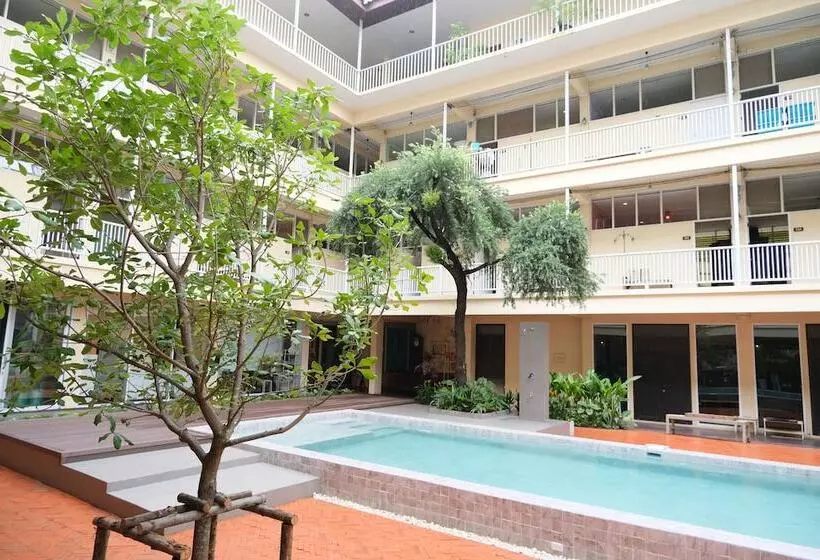 Fotos del hotel Feung Nakorn Balcony Rooms And Cafe:  11