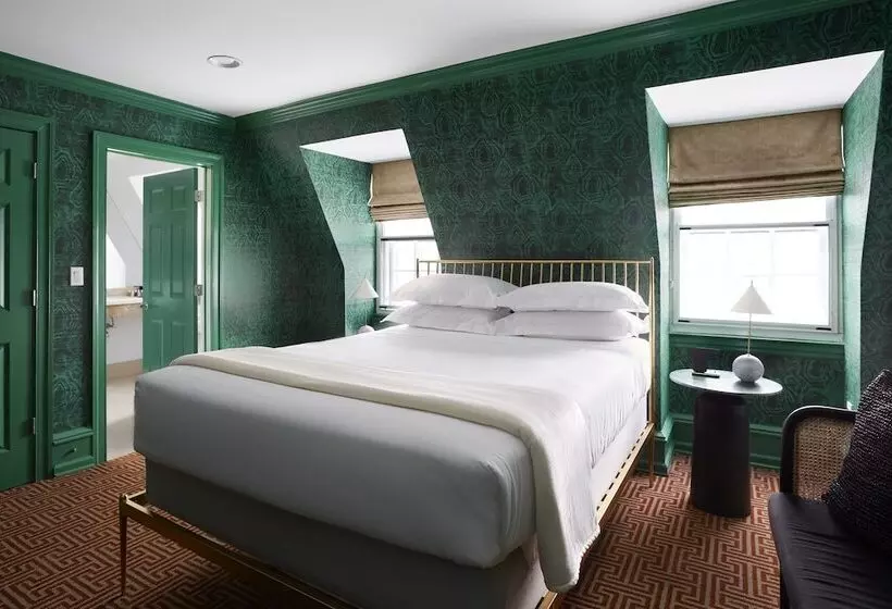 1715 On Rittenhouse, A Boutique