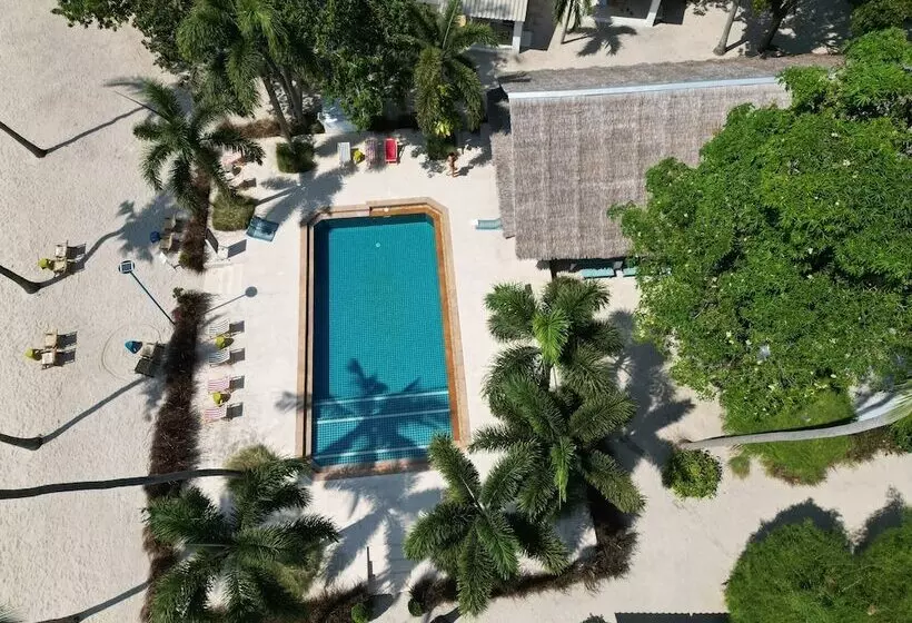 Fotos del hotel Lime & Soda Beachfront Resort:  2