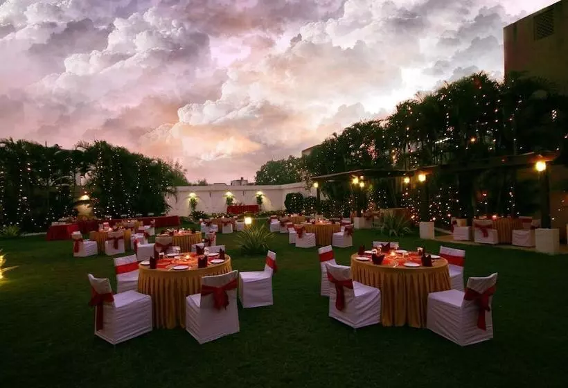 Fotos del hotel Golden Tulip Chattarpur:  6