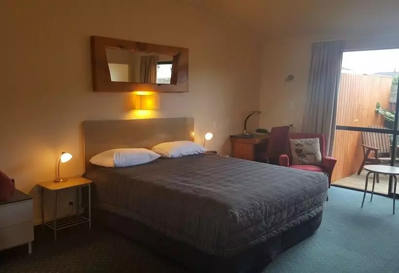 At The Rocks Motor Lodge