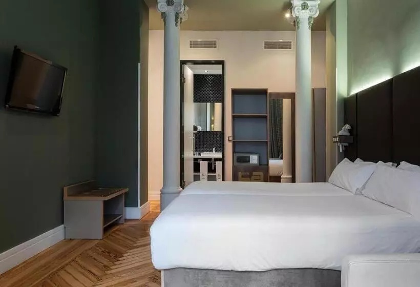 Petit Palace Lealtad Plaza