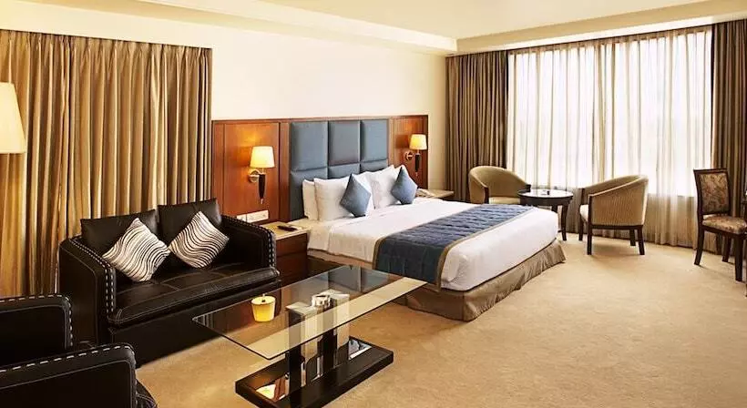 Fotos del hotel The Royale Senate Hebbal:  17