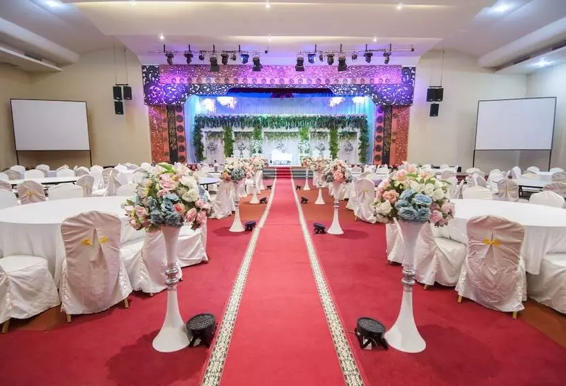 Fotos del hotel 100 Sunset Kuta Hotel & Ballroom:  2