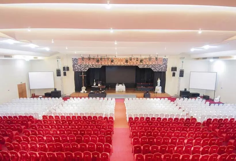 Fotos del hotel 100 Sunset Kuta Hotel & Ballroom:  9