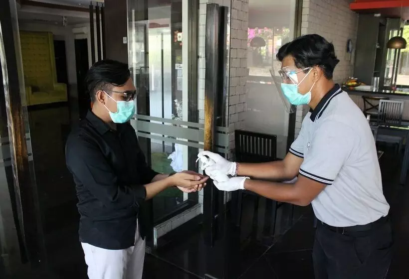 Fotos del hotel 100 Sunset Kuta Hotel & Ballroom:  7