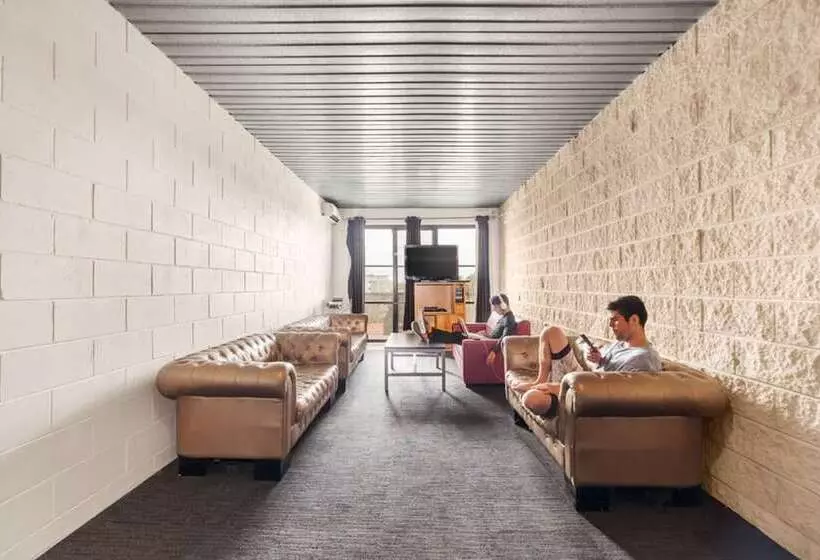 Summer House Melbourne Backpackers