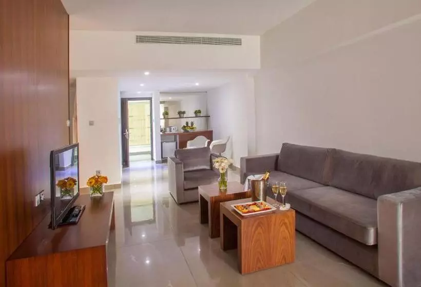 Fotos del hotel King Evelthon Beach Hotel & Resort:  25