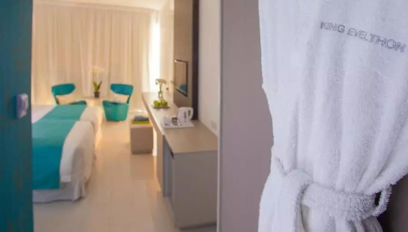 Fotos del hotel King Evelthon Beach Hotel & Resort:  23