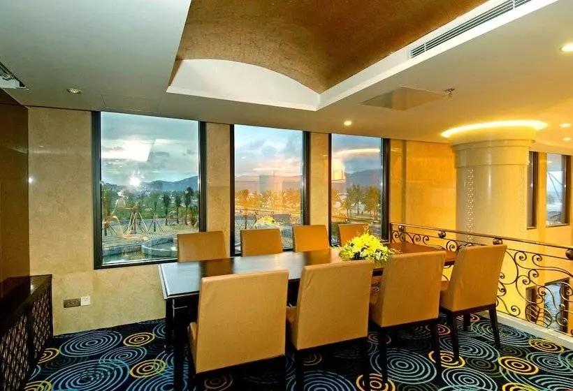 Fotos del hotel Holiday Beach Danang Hotel & Resort:  3