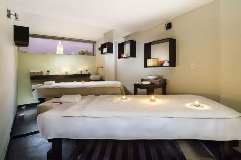 Katari  At Plaza De Armas