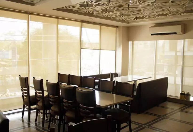 Fotos del hotel Capital O 419 A Suites:  4