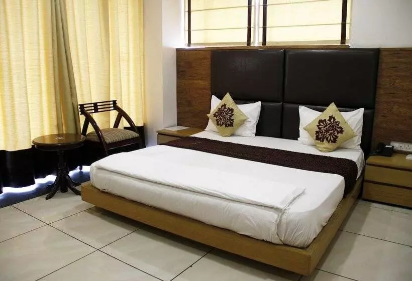 Fotos del hotel Capital O 419 A Suites:  10