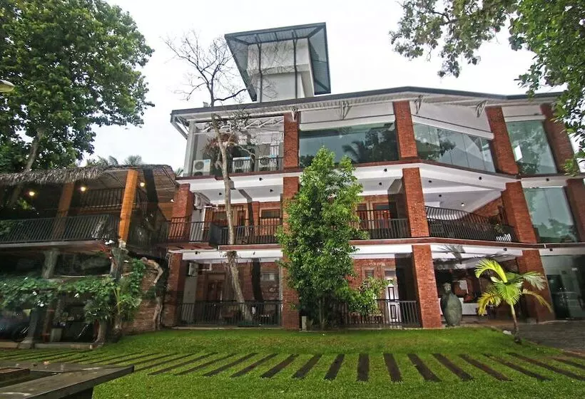 Travelers Lodge By City Hub
