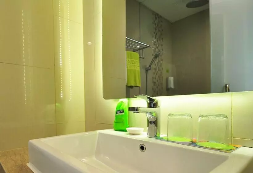 Fotos del hotel Maxonehotels.com At Kramat:  8