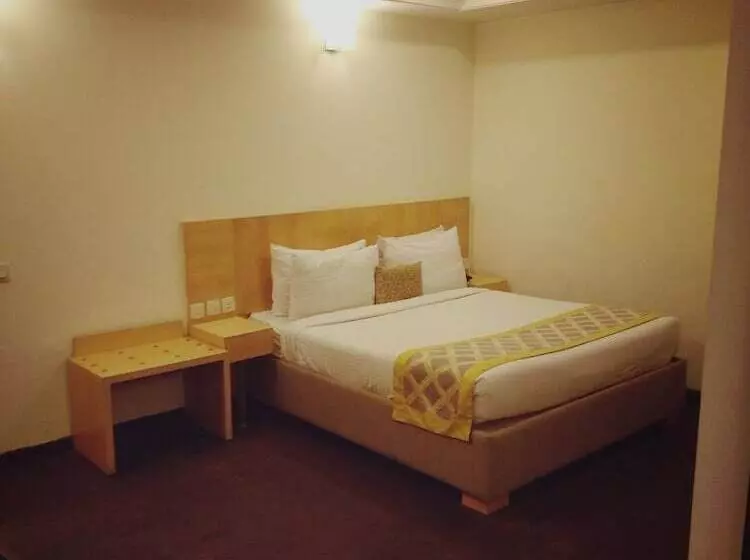 Fotos del hotel Stately Suites Nh 8:  7