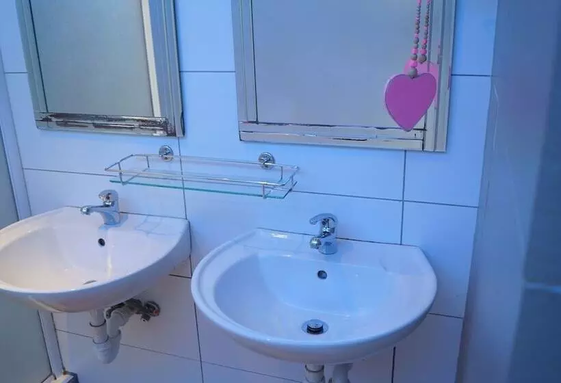 Fotos del hotel Atlantic Point Backpackers:  25