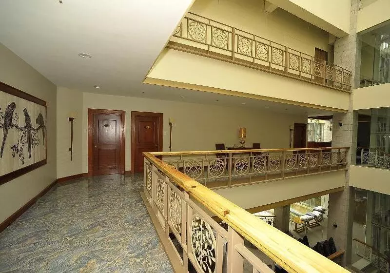 Fotos del hotel Paragon  And Suites:  2