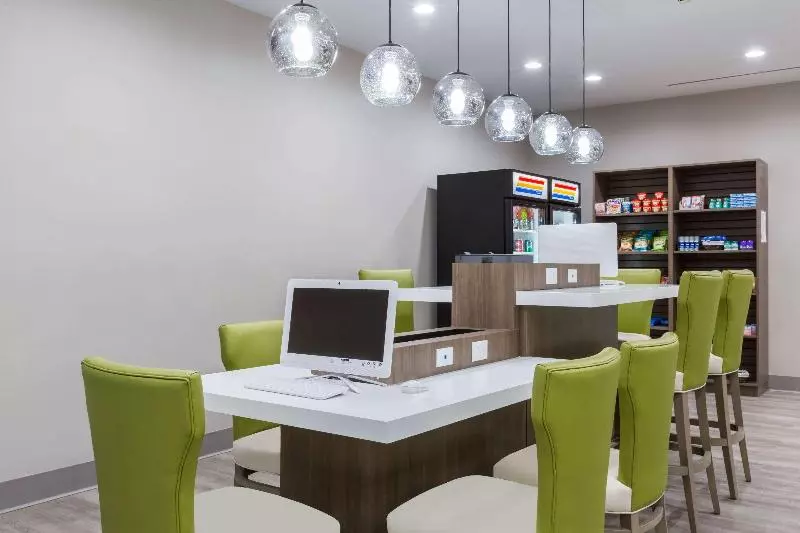 Fotos del hotel Days Inn & Suites By Wyndham Houston Nw Cypress:  17