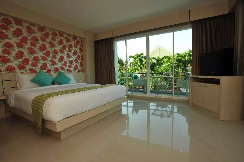 Fotos del hotel Chalong Beachfront Residence:  11