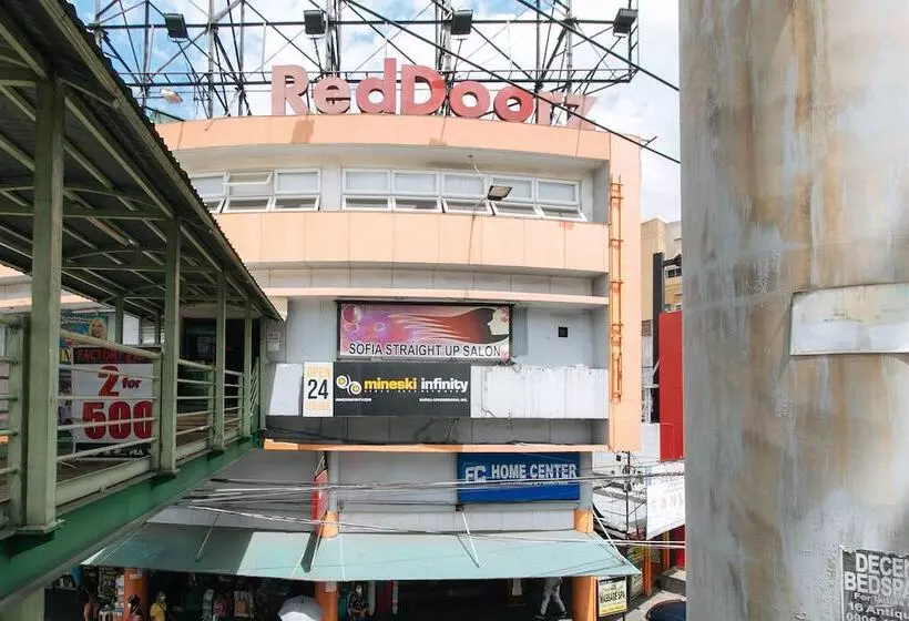 Reddoorz Plus At Edsa Congressional  Vaccinated Staff